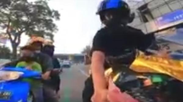 BAGI2 UANG BANDUNG2 Doni Salmanan (kanan) membagikan uang Rp100.000 kepada para pengendara motor. (Foto: tangkapan layar video viral)