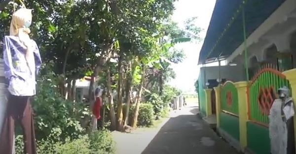 Tiap rumah warga di Desa Beting, Lumajang dipasangi boneka untuk mengusir pagebluk. (Foto: MNC Portal/Cucuk Donartono)