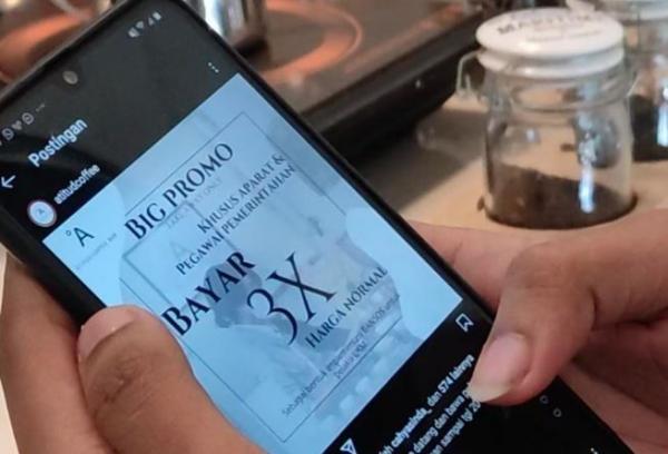 Promo kafe di Kota Malang khusu bagi pejabat dan aparat. (Foto: MNC Portal/Deni Irwansyah)