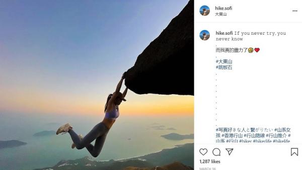 Unggahan Sofia saat bergantung pada sebuah batu. (Foto: Instagram)