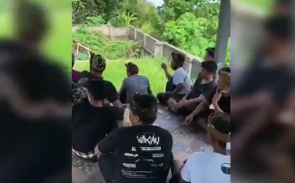 viral cemooh petugas covid2 Tangkapan layar sekelompok warga Gianyar mencemooh petugas yang sedang memakamkan jenazah Covid-19 di kuburan adat.