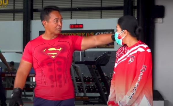 andika perkasa fitnes di yogya Kepala Staf Angkatan Darat (KSAD), Jenderal TNI Andika Perkasa, bersama Ketua Umum Persit Kartika Chandra Kirana, Hetty Andika Perkasa melaksanakan kunjungan kerja ke Yogyakarta pada Jumat (16/7/2021). (Foto: Youtube TNI AD)