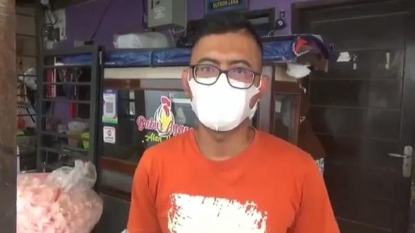 BUBUR GRATIS1 Gufron Lana, pemilik warung Lana Jaya yang membagikan bubur gratis bagi pasien Covid-19 yang tengah menjalani isoman. (Foto: iNews/Ervan David)