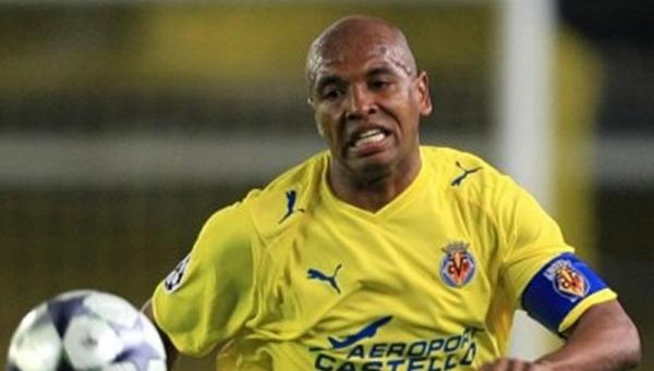 Talenta Marcos Senna diabaikan Brasil. Dia akhirnya jadi rekan Xavi Hernandez dan Andres Iniesta di lini tengah Spanyol hingga berhasil juara Euro 2008. (Foto: