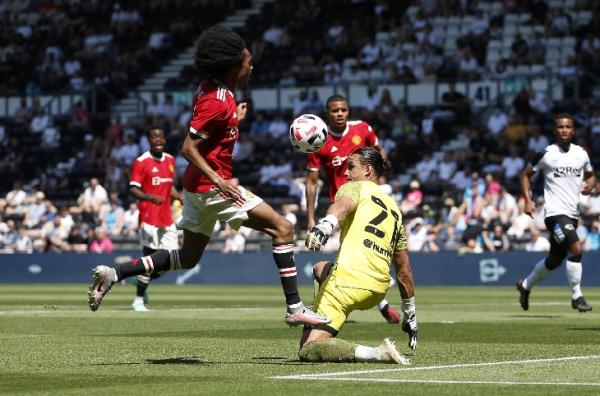 Manchester United menang Manchester United berhasil memetik kemenangan di laga uji coba melawan Derby County. MU menang tipis 2-1. (foto: REUTERS)