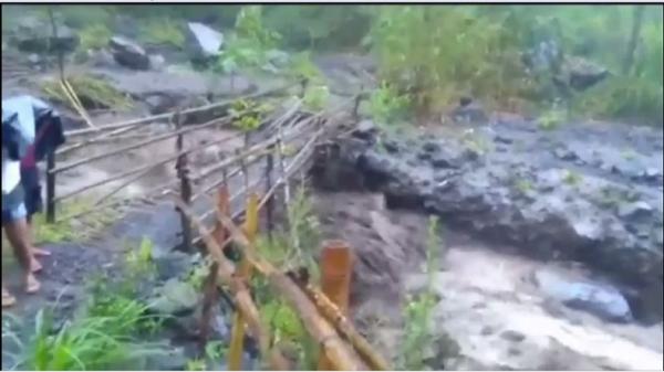 banjir lahar dingin Banjir lahar dingin dari puncak Gunung Agung yang membahayakan warga Desa Adat Bukit Galah, Banjar Dinas Sogra, Desa Sebudi, Kecamatan Selat, Karangasem untuk melintas karena akses jembatan rusak