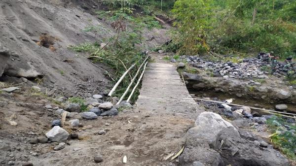 jembatan darurat di karangasem Jembatan Darurat dari kayu yang telah lapuk kerap digunakan warga desa terpencil di kaki Gunung Agung untuk membawa hasil panen dan anak-anak menuju sekolah.