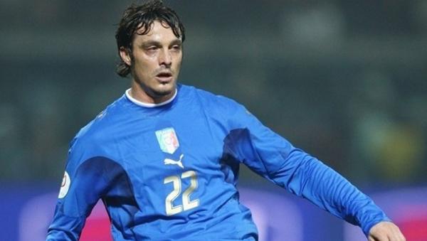 Massimo Oddo Legenda Italia Massimo Oddo punya kisah menarik di Piala Dunia 2006. Dia ditunjuk jadi tukang cukur dadakan Gli Azzurri di ajang tersebut. (Foto: Pianetazzurro)