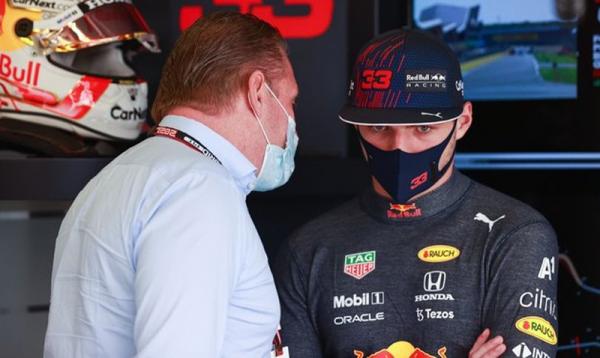 Max Verstappen Pembalap Red Bull Racing Max Verstappen murka melihat Lewis Hamilton (Mercedes AMG Petronas) selebrasi usai juara F1 GP Inggris 2021, Minggu (18/7/2021) malam. (Foto: Twitter F1)