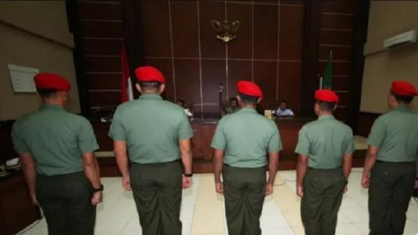 Para prajurit Kopassus mengikuti sidang perkara Cebongan 2013 silam. (Foto: Antara).