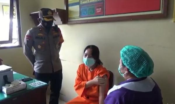 Tahanan disuntik vaksin2 Tahanan perempuan di Polsek Abiansemal, Badung menjalankan vaksinasi Covid-19. (Foto: iNews/Bagus Alit)