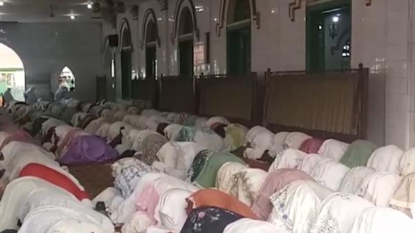 Ratusan warga Kota Padang, Sumatera Barat melaksanakan salat Idul Adha di tengah penerapan PPKM Darurat (Budi Sunandar/MNC Portal Indonesia)