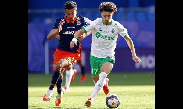 Adil Aouchiche ketika bermain di Saint-Etienne. Aouchiche merupakan salah satu pemain muda berbakat Timnas Prancis (foto: The Sun)