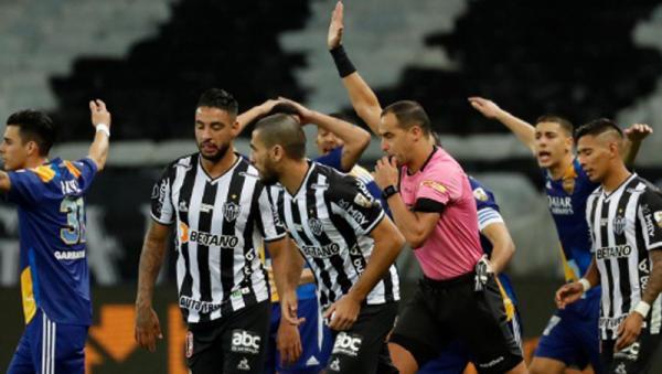 Duel Atletico Mineiro vs Boca Juniors berakhir ricuh. (Foto: Sky Sports)