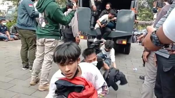 DEMO PPKM RICUH2 Demonstran ditangkap polisi lantaran melakukan aksi anarkistis dan membawa bom molotov. (Foto: Humas Polrestabes Bandung)