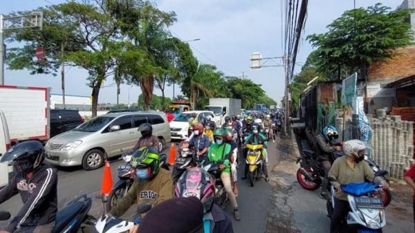Jalan Daan Mogot Dimas Arus lalu lintas di jalur titik penyekatan PPKM Level 4, Jalan Daan Mogot, Jakarta Barat, Rabu (21/7/2021). (Foto: Dimas Choiru)