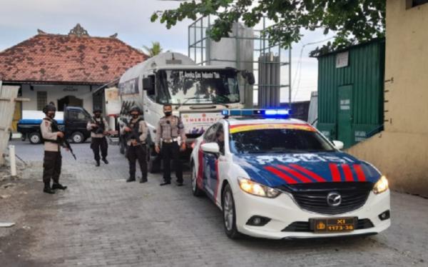 Polda Bali mengawal pengiriman tabung oksigen ke sejumlah rumah sakit. (Foto: Polda Bali)