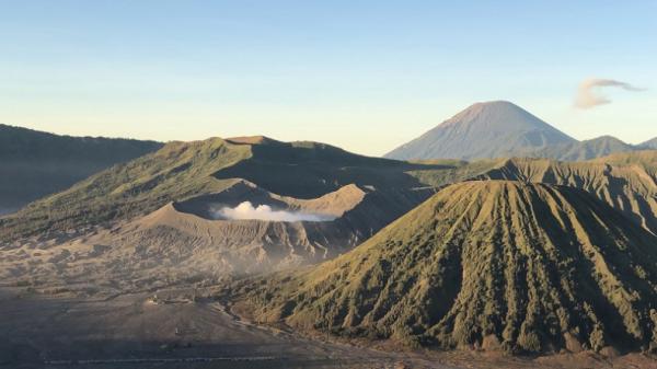 Penutupan Gunung Bromo dan Semeru Penutupan kawasan wisata Gunung Bromo dan pendakian Semeru diperpanjang hingga 25 Juli 2021. (Foto: Antara)