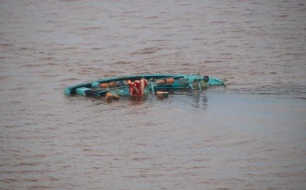 Bangkai kapal nelayan yang tenggelam di perairan Kalbar ditemukan. (Foto: MNC Portal/Gusti Eddy)