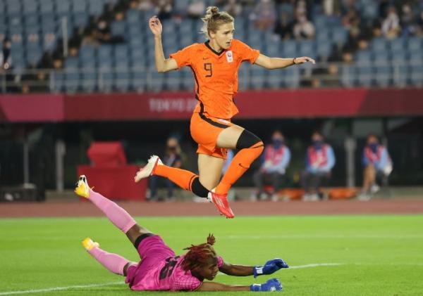 Timnas Putri Belanda memecahkan rekor kemenangan terbesar dalam ajang Olimpiade saat membantai Zambia 10-3. Striker cantik, Vivianne Miedema (nomor 9) jadi bintang. (foto: REUTERS)