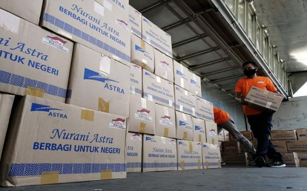 Tim Nurani Astra mengepak bantuan sembako melalui bantuan tahap keempat pada Mei 2020 untuk masyarakat yang terkena dampak Covid-19 di sekitar instalasi perusahaan Grup Astra di 34 provinsi.