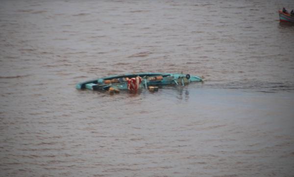 Bangkai Kapal Tenggelam Dir Polairud Polda Kalbar melihat bangkai kapal nelayan tenggelam di perairan Kalimantan Barat. (Foto: Polda Kalbar)