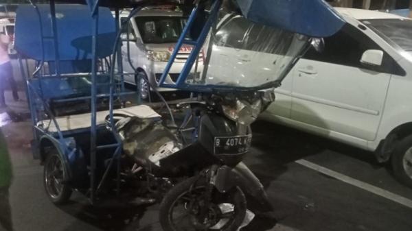 Odong Odong Tmc Kecelakaan terjadi di Jalan Salemba Raya depan PMI Kramat Raya Jakarta Pusat, Jumat (23/7/2021). (Foto: TMC Polda Metro).