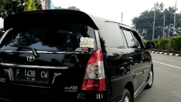 Pelat Genap Bogor Putra Kendaraan pelat nomor genap diminta putar balik oleh petugas ganjil genap di Kota Bogor, Jumat (23/7/2021). (Foto: Putra Ramadhani).