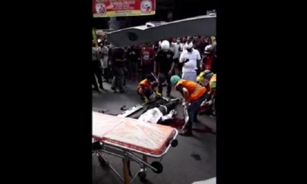 Pembunuhan Denpasar Gede Budiarsana dikeroyok dan dibacok hingga tewas di tengah jalan yang sedang ramai oleh kendaraan, Jumat (23/7/2021) siang. (Foto: iNews/Aris Wiyanto)