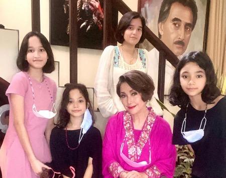 Widyawati dengan cucu. Widyawati bersama cucu-cucunya.