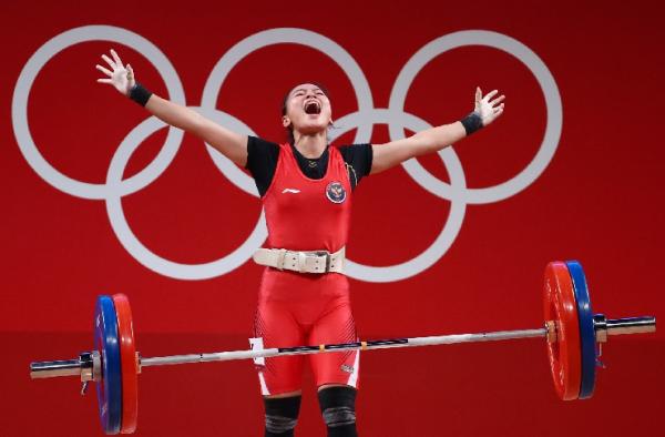 Lifter putri Indonesia, Windy Cantika Aisyah memberikan medali pertama bagi Indonesia di Olimpiade Tokyo 2020. Atlet berusia 19 tahun ini meraih medali perunggu di kelas 49 kg putri. (foto:REUTERS)