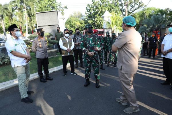 Pasien begerjala sesak napas hanya dipayungi keluarga di atas mobil pikap di areal rumah sakit. (iNewsTv/Acep Muslim) &nbsp;