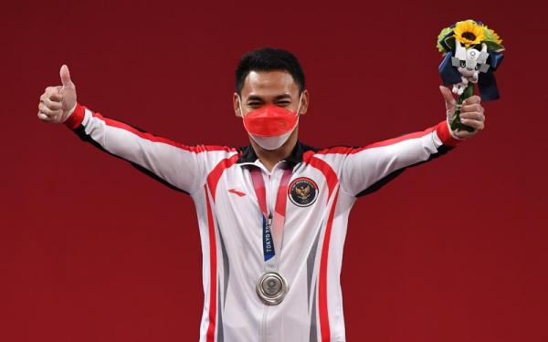 Selebrasi lifter Indonesia Eko Yuli Irawan sesuai meraih medali perak kelas 61 kg Putra Grup A Olimpiade Tokyo 2020 di Tokyo International Forum, Tokyo, Jepang, Minggu (25/7/2021). Eko Yuli berhasil mempersembahkan medali perak dengan total angkatan