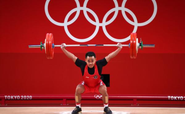 Lifter Indonesia Eko Yuli Iriawan merebut medali Olimpiade Tokyo 2020, Minggu (25/7/2021) siang WIB. (Foto: Reuters)