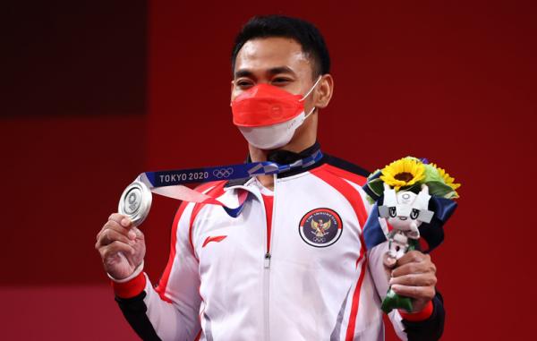 Lifter Eko Yuli Irawan bikin bangga Indonesia. Dia meraih medali perak Olimpiade Tokyo 2020 di kelas 61 kg putra, Minggu (25/7/2021) sore WIB. (Foto: Reuters)