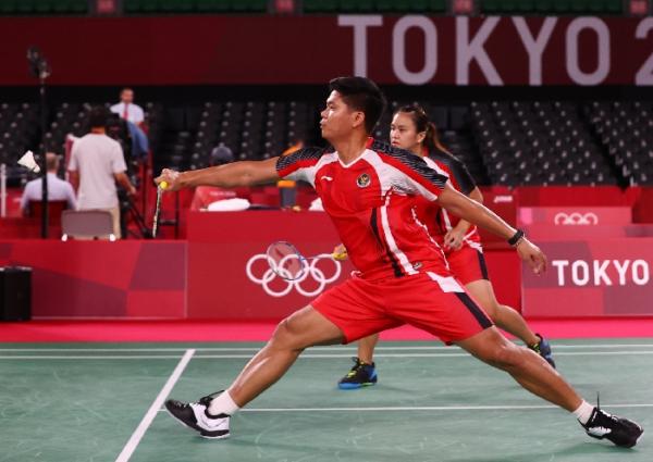 Praveen Praveen Jordan/Melati Daeva Oktavianti tetap lolos ke perempat final Olimpiade 2020 cabor bulu tangkis meski kalah dari wakil Jepang. (foto: Reuters)