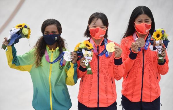 Atlet skateboard Jepang, Momiji Nishiya (tengah)  berpeluang menjadi peraih medali termuda di Olimpiade Tokyo 2020. Nishiya meriah medali emas di usia 13 tahun 330 hari. (foto: REUTERS)