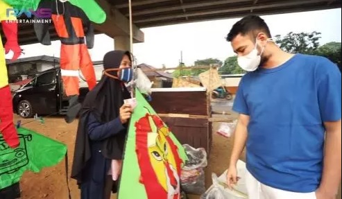 Raffi Ahmad Artis Raffi Ahmad membagikan bantuan uang tunai untuk pedagang kecil di Jakarta belum lama ini. (Foto: Youtube/RANS).
