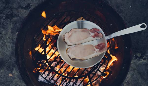 Gunakan grill pan yang bersih Jika menggunakan grill pan, pastikan bersih dan tidak gosong (Foto: Unsplash)