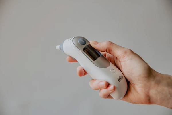 Ilustrasi mengukur suhu menggunakan thermometer Ilustrasi mengukur suhu menggunakan thermometer (Foto: Unsplash)