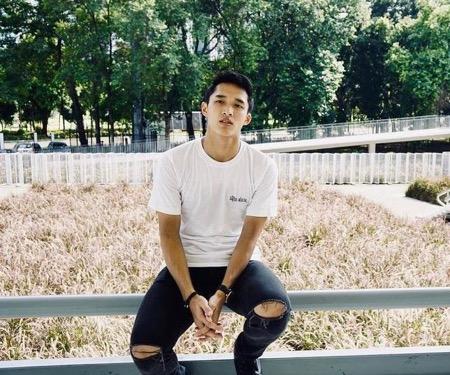 Jonatan Christie 2 Saat memakai ripped black jins.