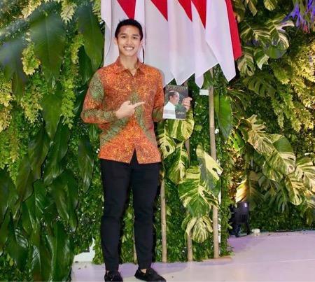 Jonatan Christie 4 Saat memakai pakaian batik resmi.