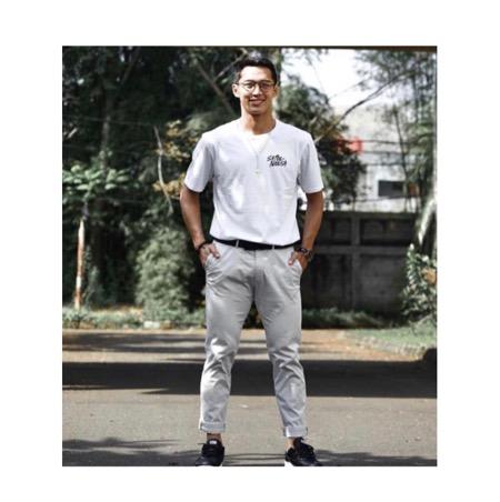 Jonatan Christie kasual Jonatan Christie nerd look.