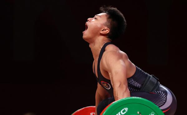 Lifter Rahmat Erwin Abdullah menyumbang medali ketiga untuk Indonesia di Olimpiade Tokyo 2020. (Foto: Reuters)