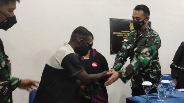 Viral Pomau Au merauke Suasana kekeluargaan saat penyelesaiaan video viral di Lanud Merauke Johanes Ambraham Dimara Merauke, Papua. (Foto: iNews/Omega Batkorumbawa)