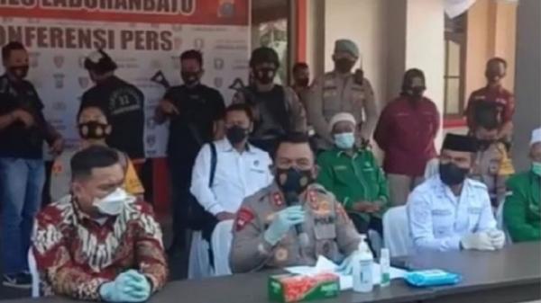 Kapolda Sumut Irjen Pol Panca Putra Simanjuntak didampingi Bupati Labura Hendriyanto Sitorus dan Wakil Bupati Samsul Tanjung saat konferensi pers pembunuhan Ketua MUI Labura. (Foto: Antara)