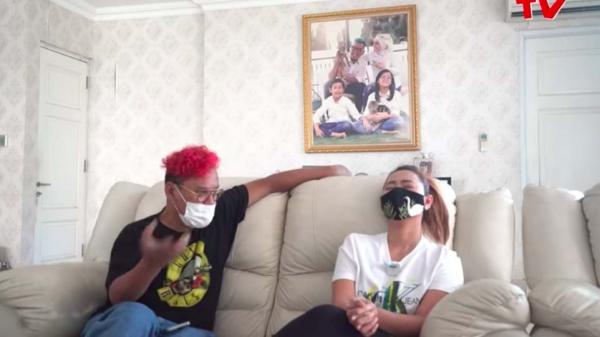 30 Inul Hipnotis Inul Daratista buka-bukaan soal perseterua nya dengan Rhoma Irama saat dihipnotis Uya Kuya. (Foto: YouTube)