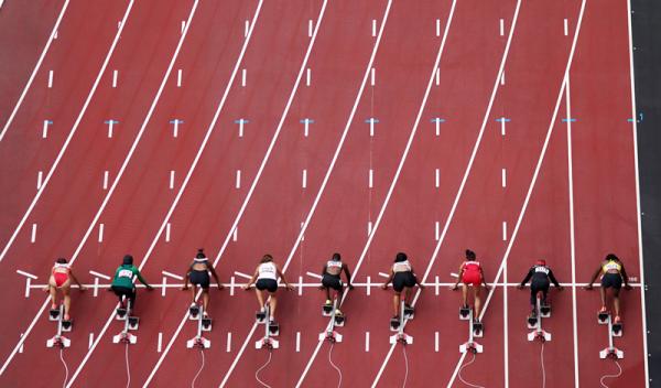 Pelari putri Indonesia Alvin Tehupeiory finis ketiga pada babak penyisihan cabor atletik nomor lari sprint 100 meter (m), di Olympic Stadium, Tokyo.