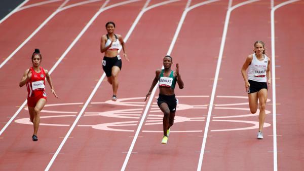 Pelari putri Indonesia Alvin Tehupeiory finis ketiga pada babak penyisihan cabor atletik nomor lari sprint 100 meter (m), di Olympic Stadium, Tokyo. (Foto: Reuters)