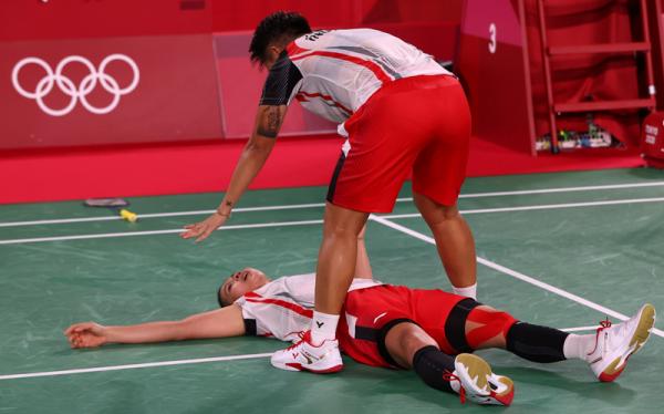 Greysia Polii/Apriyani Rahayu 1 Ganda putri Indonesia Greysia Polii dipapah keluar lapangan usai tembus semifinal Olimpiade Tokyo 2020. (Foto: Reuters)